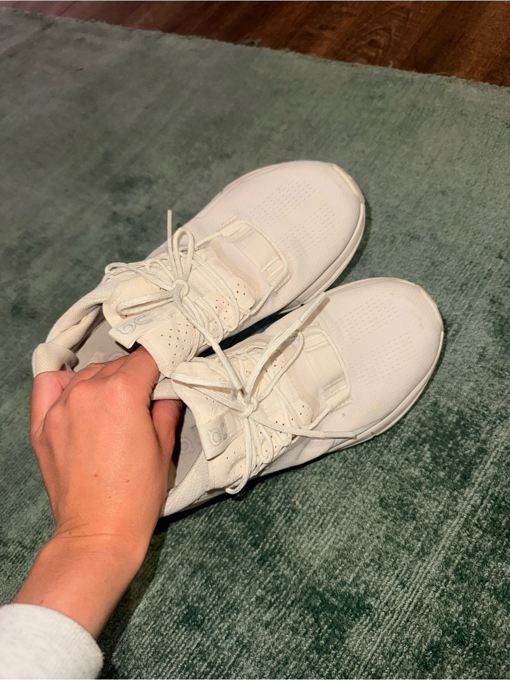 cloud on sneakers 8,5